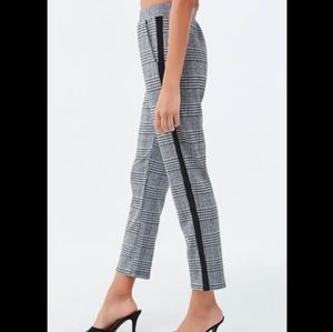 Plaid Tappered Ankle Pants | Size: Large